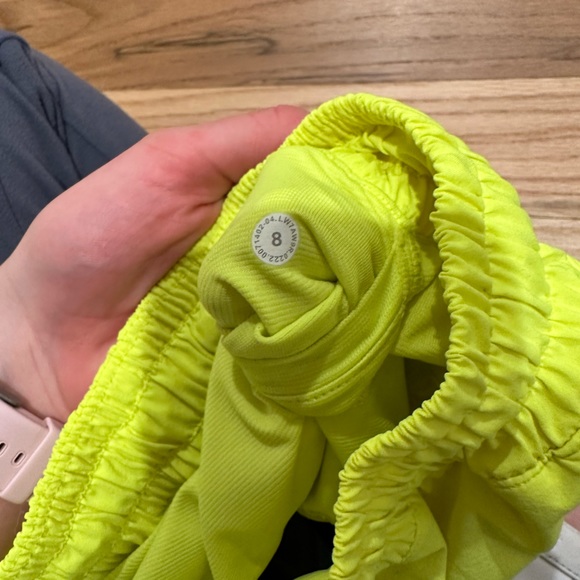 Lululemon Size 8 Hottie Hot 2.5” Shorts - Picture 5 of 5